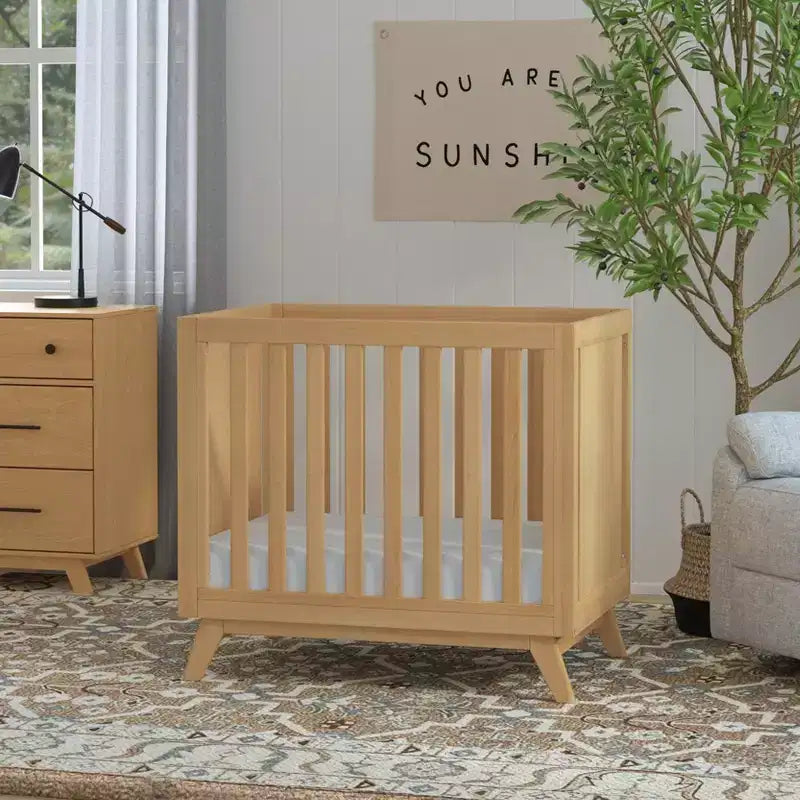 daVinci Otto 3-in-1 Convertible Mini Crib with 4 Mattress